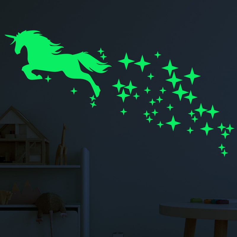 Selvlysende Wallsticker Med En Flyvende Enhjørning Omgivet Af Stjerner  Grøn