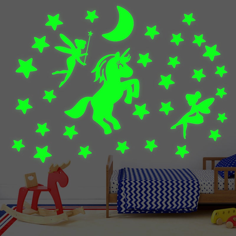 Sød Selvlysende Wallsticker Med En Enhjørning  Feer  Måne Og Masser Af Stjerner