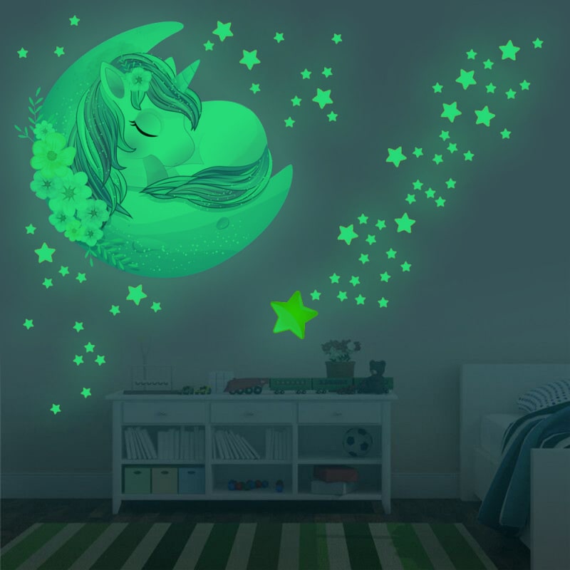 Sød Selvlysende Wallsticker Med En Sovende Enhjørning Med Masser Af Stjerner