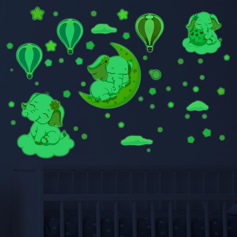 Sød Selvlysende Wallsticker Med Tre Små Elefant Unger Blandt Luftballoner Og Stjerner