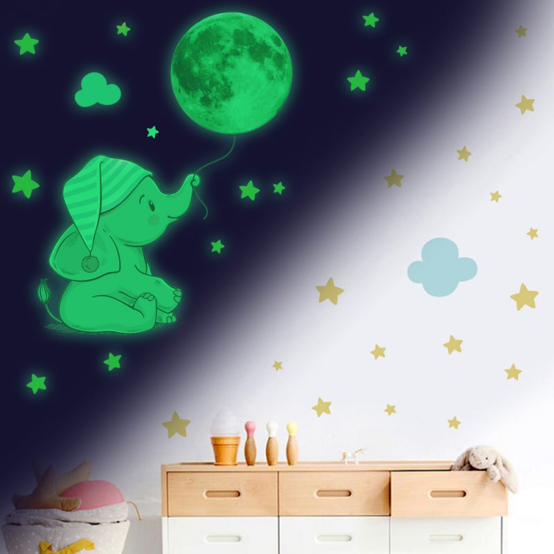 Sød Selvlysende Wallsticker Med En Lille Elefant Unge Der Holder Månen   En Snor  Stor  74 Stk